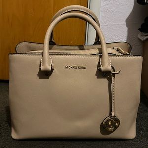 Jet set style, light tan color, handbag
